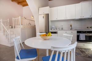 A kitchen or kitchenette at Traditional Luxury House