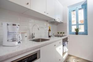 A kitchen or kitchenette at Traditional Luxury House