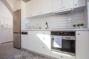 A kitchen or kitchenette at Traditional Luxury House