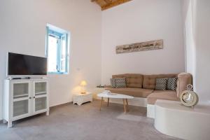 A television and/or entertainment centre at Traditional Luxury House