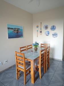 a dining room with a table and chairs at Cabo Frio apartamento Casa Mar in Cabo Frio