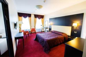 Postel nebo postele na pokoji v ubytování Menorah Hotel + 37 fotografií