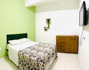 里约热内卢Hostel Estação Maracanã的一间带床、梳妆台和电视的卧室