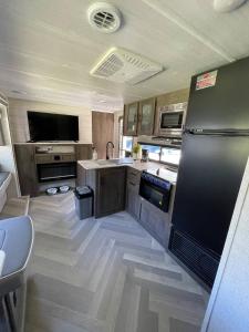 Η κουζίνα ή μικρή κουζίνα στο Modern Camper For Rent At Caddo Lake With Kayaks