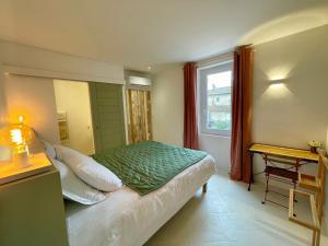 une chambre avec un lit et une fenêtre dans l'établissement Mazet avec piscine, parking et clim dans le centre, à Saint-Rémy-de-Provence 16 autres photos