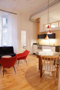 Il comprend une cuisine et un salon avec une table et des chaises. dans l'établissement Apartment Rzeznicza, à Wrocław