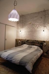 En eller flere senge i et værelse på Apartment Rzeznicza