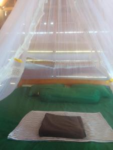 BesirHomestay taporaikos的一张带床垫的塑料帐篷内的床铺