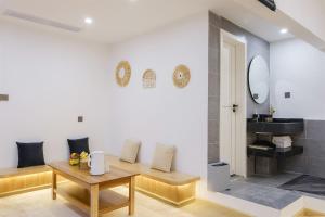 丽江Big Tree Guesthouse - Naxi old style的客厅配有桌子和水槽