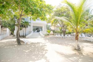 Un jardín fuera de Cabana Mangle Playa Privada