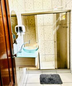 里约热内卢Hostel Estação Maracanã的带水槽和淋浴的浴室