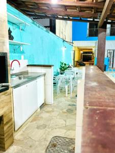 里约热内卢Hostel Estação Maracanã的厨房配有柜台和桌椅 更多37张照片