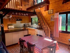 Fotografie z fotogalerie ubytování Gezellige familie chalet v destinaci Oizy