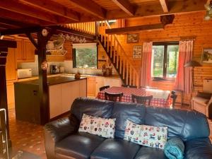 Fotografie z fotogalerie ubytování Gezellige familie chalet v destinaci Oizy