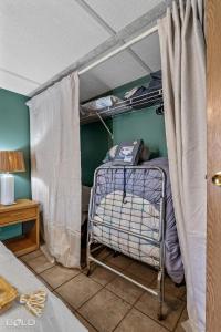 Ένα ή περισσότερα κρεβάτια σε δωμάτιο στο Chic Cypress View Cabin Wkayaks & Canoes