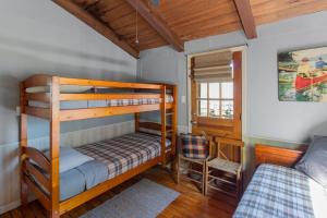 Un dormitorio con dos literas en una casa. en Emerald Cove Lakefront Cabin With Kayaks & Canoes, en Shreveport
