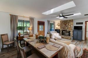 Posezení v ubytování Lakefront Emerald Point Wfirepit & Kayaks