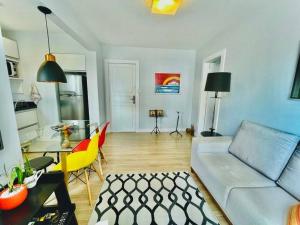 a living room with a couch and a table at Apto Aconchegante em Floripa in Florianópolis