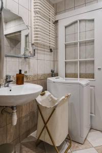 une salle de bain avec un lavabo et des toilettes dans l'établissement Stylowy Apartament w centrum Piecowy Zakątek, à Przemyśl