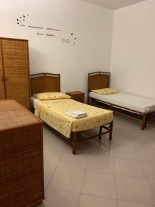 une chambre avec trois lits, une table et une publicité dans l'établissement Hawaiian Apartment, à Florence 4 autres photos