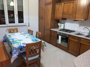 une cuisine avec une table, un évier et une cuisinière dans l'établissement Hawaiian Apartment, à Florence