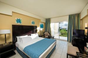 Postel nebo postele na pokoji v ubytování Reef Oasis Blue Bay Resort & Spa