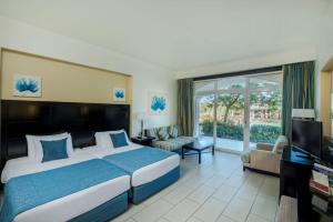 Postel nebo postele na pokoji v ubytování Reef Oasis Blue Bay Resort & Spa