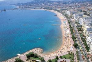 " Pasteur " CityCenter - Terrasse - Congres - VUE MER - Elégant في كان: اطلالة جوية على شاطئ مع زحمة الناس +4 صور