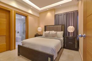 Ένα ή περισσότερα κρεβάτια σε δωμάτιο στο Charming City Center Condo, Full AC, Pool, Gym +35 φωτογραφίες
