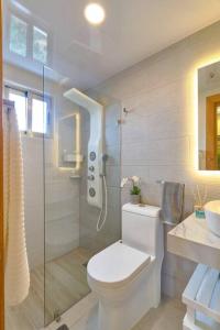 Ένα μπάνιο στο Charming City Center Condo, Full AC, Pool, Gym