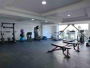 Fitness centrum a/nebo fitness zařízení v ubytování Stunning Bay View Condo, Pool