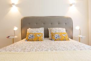 une chambre avec un lit avec deux oreillers dessus dans l'établissement Beachome4u6 - luxury apartment, à Carcavelos