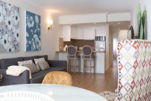un salon et une cuisine avec un canapé et une table dans l'établissement Beachome4u6 - luxury apartment, à Carcavelos