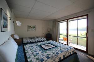 Postel nebo postele na pokoji v ubytování Sandy Point Motel