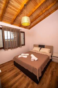 Кровать или кровати в номере Estia Wood Living & Spa, Nea Kallikrateia