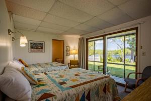 Postel nebo postele na pokoji v ubytování Sandy Point Motel