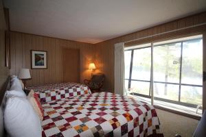 Postel nebo postele na pokoji v ubytování Sandy Point Motel