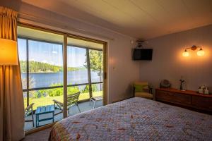 Postel nebo postele na pokoji v ubytování Sandy Point Motel
