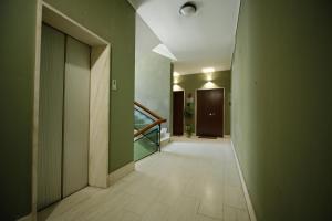 サレルノにあるLuxury B&B Charlemagneの緑の壁と階段の空廊