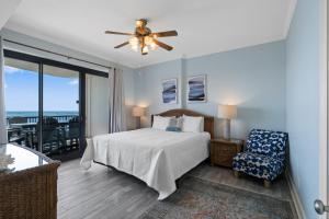 En eller flere senge i et værelse på Grand Pointe Unit 205 + 45 billeder