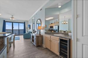 Køkken eller tekøkken på Grand Pointe Unit 205