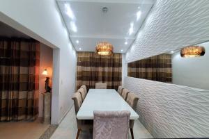a dining room with a white table and chairs at Fuja de tudo que está consumindo sua paz! in Atibaia +36 photos