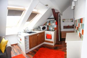 Kuchyň nebo kuchyňský kout v ubytování St. Gellért Square - Minilux Apartman