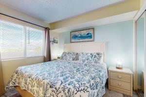 une chambre avec un lit avec un couvre-lit bleu et blanc dans l'établissement Plantation Palms 6408, à Gulf Highlands 34 autres photos