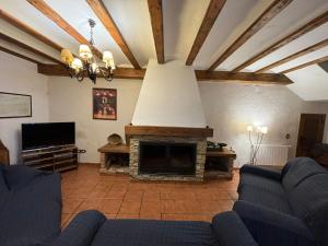 Televízia a/alebo spoločenská miestnosť v ubytovaní Casa Rural Carcelen