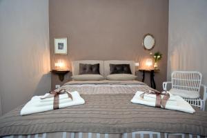 a bedroom with a large bed with two white towels at Le mura antiche in Spoleto