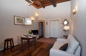 a living room with a table and a couch at Le mura antiche in Spoleto