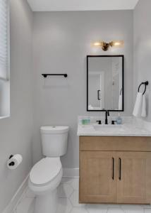 un bagno con un water, un lavandino e uno specchio di 10 Min Drive Downtown, Roof Deck, Pet Friendly a Nashville