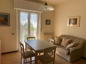 a living room with a table and a couch at La casa di Giulio e Lina in Fossombrone