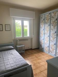 a bedroom with a bed and a window at La casa di Giulio e Lina in Fossombrone